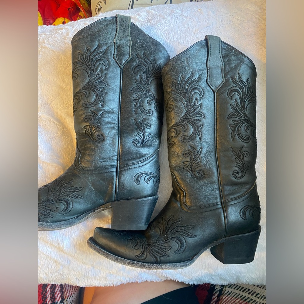 Circle G womens Black embroidered leather boots size 8